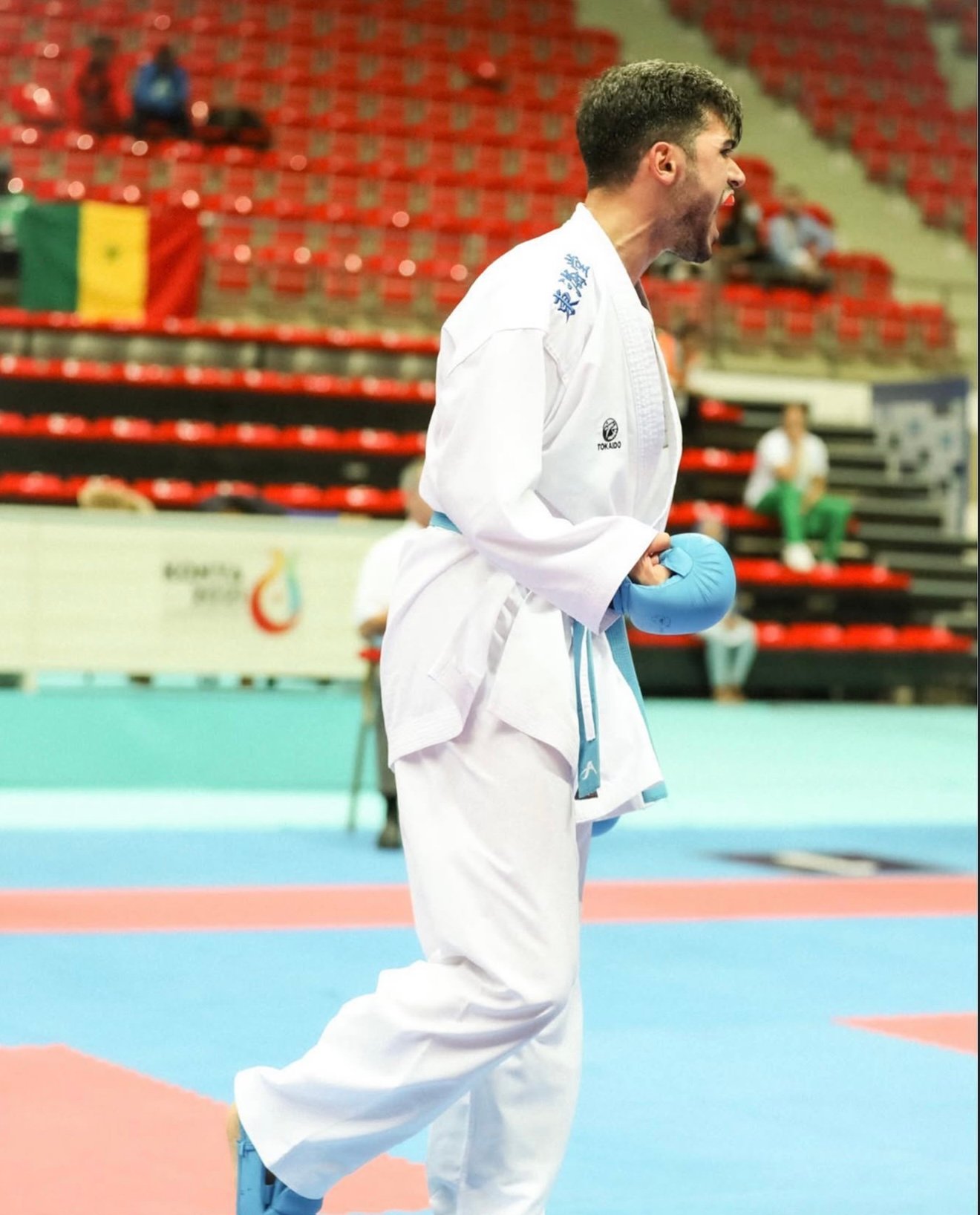 Karate yarışında medal qazanan idmançı